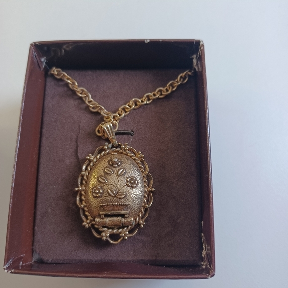 VINTAGE VANDA USA CARVED CAMEO PERFUME LOCKET FILIGREE PENDANT NECKLACE IN BOX - Picture 5 of 5